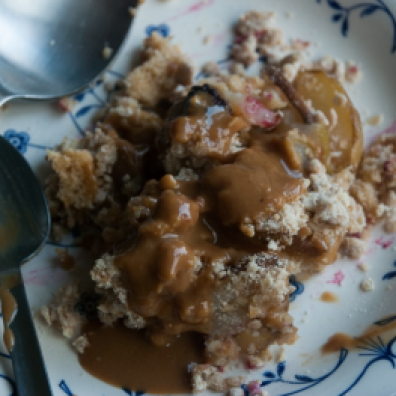 Crumble with caramel
